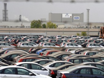 Zona d'aparcament de vehicles nous de la factoria Ford-Almussafes. JOSÉ CUÉLLAR