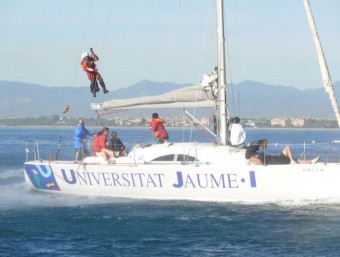 moment en què arriba al vaixell un especialista de salvament. CEDIDA