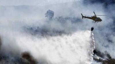Un miler de persones , entre efectius aeris i terrestres, treballen en l'extinció de l'incendi que crema a la comarca dels Serrans des de diumenge. JOSÉ CUÉLLAR