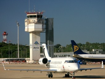 Avions a la pista de l'aeroport de Girona. MANEL LLADÓ