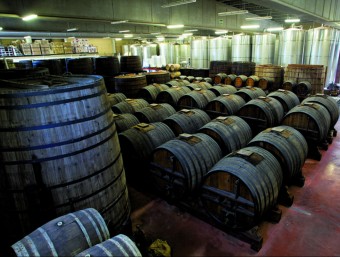 El celler d'Yzaguirre, a El Morell, té capacitat per envellir mig milió de litres de vermut.  JOSÉ CARLOS LEÓN