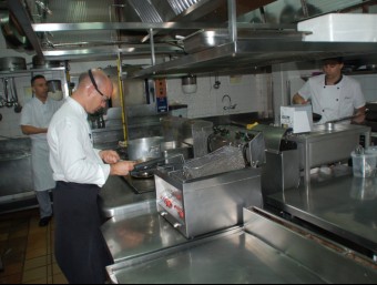 Marc Gascons, a l'esquerra de la imatge, dimecres passat a la cuina del Casino Peralada, amb els seus col·laboradors X.C
