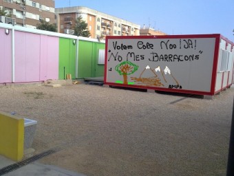 Pintada reivindicativa al pati de l'escola Rosa Serrano. EL PUNT AVUI