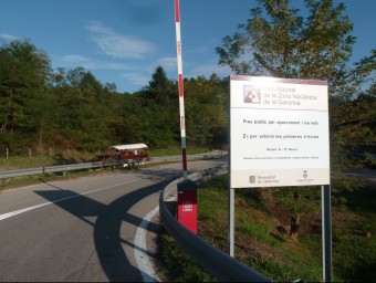 L'accés a l'aparcament de Can Serra, punt de sortida cap a la Fageda, amb el rètol que informa del pagament. J.C