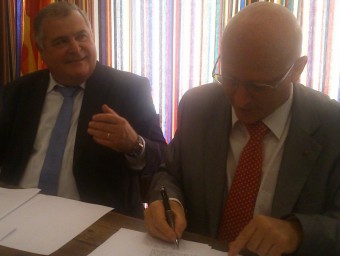 François Calvet i Jordi Vera signant els acord entre UMP i CDC al Soler A.R