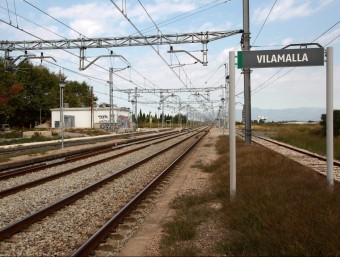 Una imatge de les vies del tren de Vilamalla, ona s'ha e construir el futur centre intermodal de mercaderies. JOAN SABATER