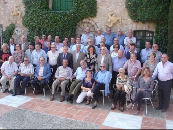 Pere Navarro envoltat de tots la gent que ahir van assistir al seu homenatge a El pa Volador. TURA SOLER