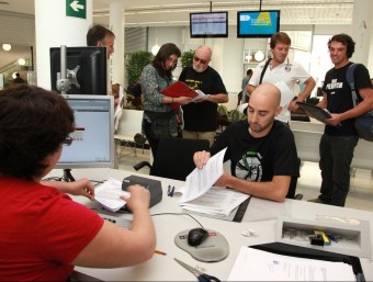 Representants d'associacions opositores, entrant al registre de la Generalitat un plec d'al·legacions. JOAN SABATER