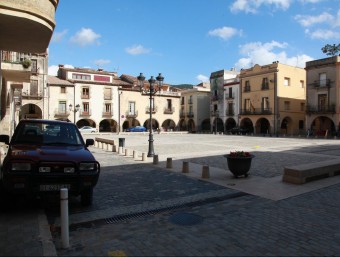 La plaça de la Vila d'Amer és un dels espais més emblemàtics de la població. JOAN SABATER