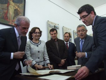 L'alcalde, el rector i altres regidors i professorat davant alguns documents de l'Aula. EL PUNT AVUI