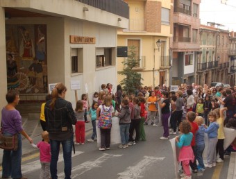 Els manifestants ales portes de l'Ajuntament. B. SILVESTRE