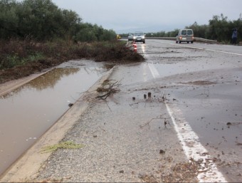 Imatge de les restes vegetals que ha arrossegat la pluja a la carretera TV-3311 entre la Sénia i La Galera, al Montsià, i que ha obligat a tallar la circulació a la via durant unes hores ACN