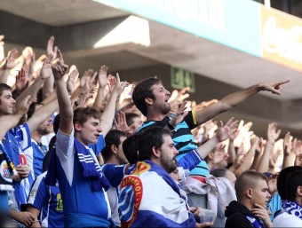 Aficionats de l'Espanyol en l'últim partit de lliga davant del Rayo Vallecano a l'estadi de Cornellà - El Prat. FERRAN CASALS