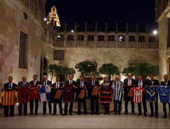 Els presidents dels clubs catalans que el 22 d'octubre van signar un conveni de col·laboració amb la plataforma Pro Seleccions al Palau de la Generalitat, amb Artur Mas ORIOL DURAN