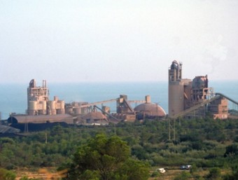 La planta de Cemex d'Alcanar està situada a la carretera N-340, just davant el mar. ACN