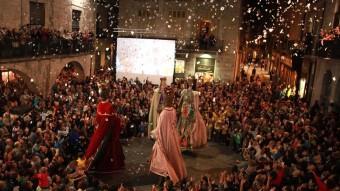 Els gegants de la Fal·lera Gironina ballant just en l'inici de les Fires de l'any passat, a la plaça del Vi de la capital. JOAN SABATER