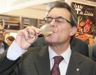 Artur Mas, ahir, entre altres autoritats, bevent una copa de cava en la inauguració de la Fira de Mostres LLUÍS SERRAT