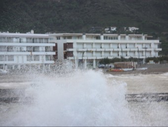 Una onada trenca a la platja del Port de la Selva, aquest dissabte a la tarda ACN