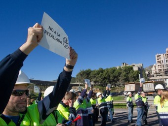 Una protesta dels treballadors de Cemex de fa un any.  J.C.LEÓN