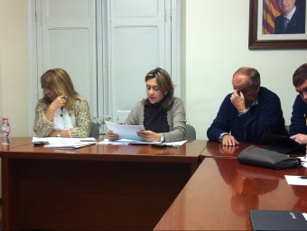 D'esquerra a dreta, la secretària, l'alcaldessa i l'exalcalde, Narcís Junquera. NURI FORNS