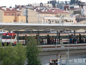 Viatgers pujant a un tren a l'estació de Girona, aquesta setmana. JOAN SABATER
