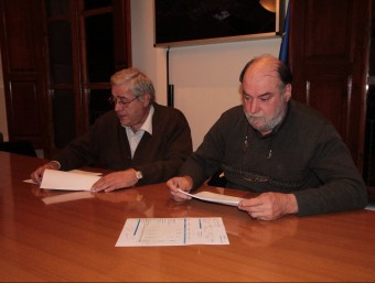 El regidor Isidre Callol i l'alcalde Pere Moradell, ahir, amb el llistat de factures E.A