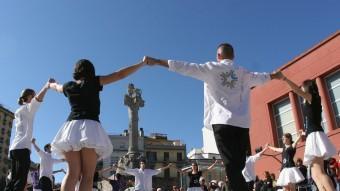 Una imatge del concurs de colles sardanistes a la plaça Calvet i Rubalcaba, el 2012 LLUÍS SERRAT