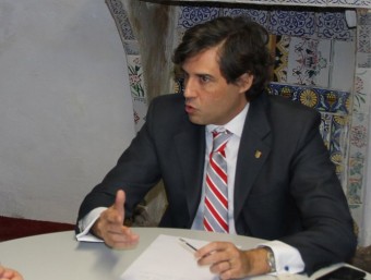 L'alcalde de Paterna al despatx de la cova. EL PUNT AVUI