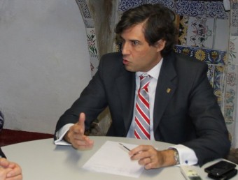 Lorenzo Agustí al seu despatx oficial de l'Ajuntament. EL PUNT AVUI