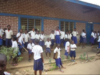 Un grup de nens surten de l'escola a Ifakara.  RAMON ROCA