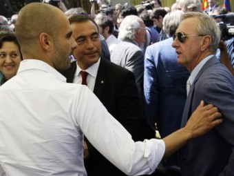 Cruyff i Guardiola conversen, davant de Rafa Yuste, en l'acte de presa de possessió de Sandro Rossell REUTERS