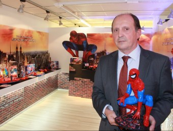 El conseller delegat d'IMC Toys, Albert Ventura, mostrant una de les joguines de la pel·lícula Spiderman que han dissenyat.  J.A