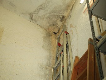 Imatge de les humitats de les parets de l'escola municipal l'Aixart, de Cervià de Ter. Ensenyament hi faràr reformes a l'estiu. MANEL LLADÓ