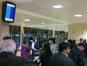 Viatgers fent cua a l'aeroport de Girona per pujar a un vol de Ryanair ORIOL MAS