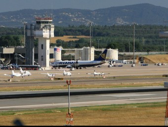 Una vista de l'aeroport de Girona, amb un avió de Ryanair al costat de la torre de control. MANEL LLADÓ
