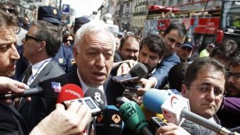 García-Margallo , envoltat de micròfons, fent declaracions als mitjans de comunicació REUTERS / ARXIU