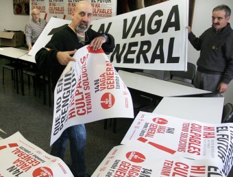 Alguns sindicalistes, ahir preparant cartells per a la jornada de vaga general d'avui. LLUÍS SERRAT