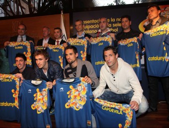 El president de la federació i els seleccionadors i alguns jugadors de la selecció absoluta de futbol i futbol sala, amb la nova samarreta. FERRAN CASALS