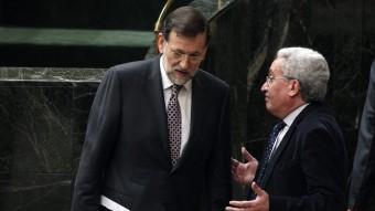 Mariano Rajoy parla, dimecres, amb el diputat Juan Carlos Aparicio al Congrés J.L. / EFE