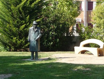 Escultura d'Enric Valor existent ales portes d el'institut que porta el seu nom. ESCORCOLL