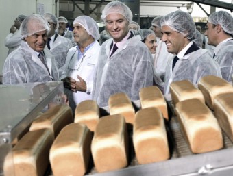 El president Fabra visita l'empresa d'alimentació Siro a Paterna. JOSÉ CUÉLLAR