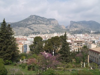 Vista general de part de la vila d'Alcoi des de les instal·lacions universitàries. ESCORCOLL