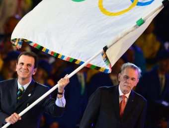 L'alcalde de Rio de Janeiro amb la bandera olímpica durant la cerimònia de clausura dels Jocs Olímpics de Londres AFP