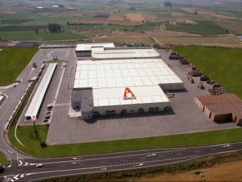 Vista aèria del centre logístic que el grup Actel té al terme municipal de Térmens, a la Noguera.  GRUP ACTEL