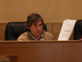Lorenzo Agustí mostra una documentació davant el plenari de hui. ESCORCOLL