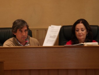 Lorenzo Agustí presenta documentació davant del Plenari. ESCORCOLL