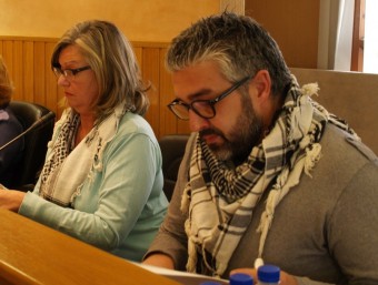 Loles Ripoll i Juanma Ramon al plenari municipal. ESCORCOLL
