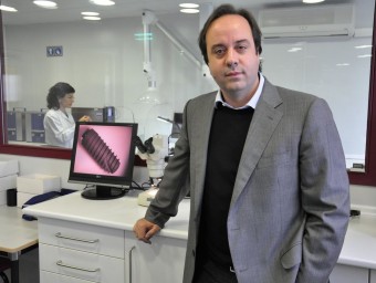 Albert Giralt, director general d'Avinent, mostrant un dels implants que fabriquen  AVINENT