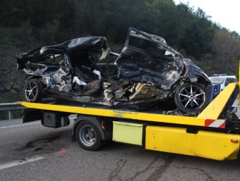 L'estat en què va quedar el vehicle accidentat ahir a l'N-II, a la variant de Girona ACN