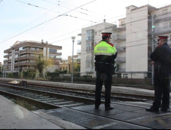 Agents dels Mossos observen l'escenari de l'accident, aquest divendres a Salou ACN